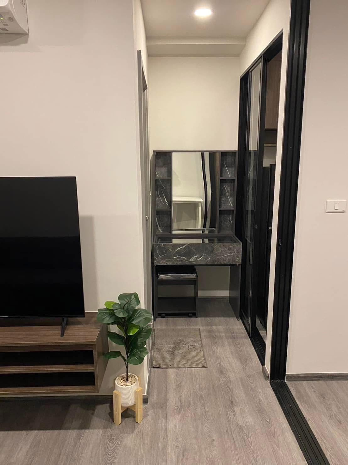 Condo 1bed 1bath - Thumbnail 4