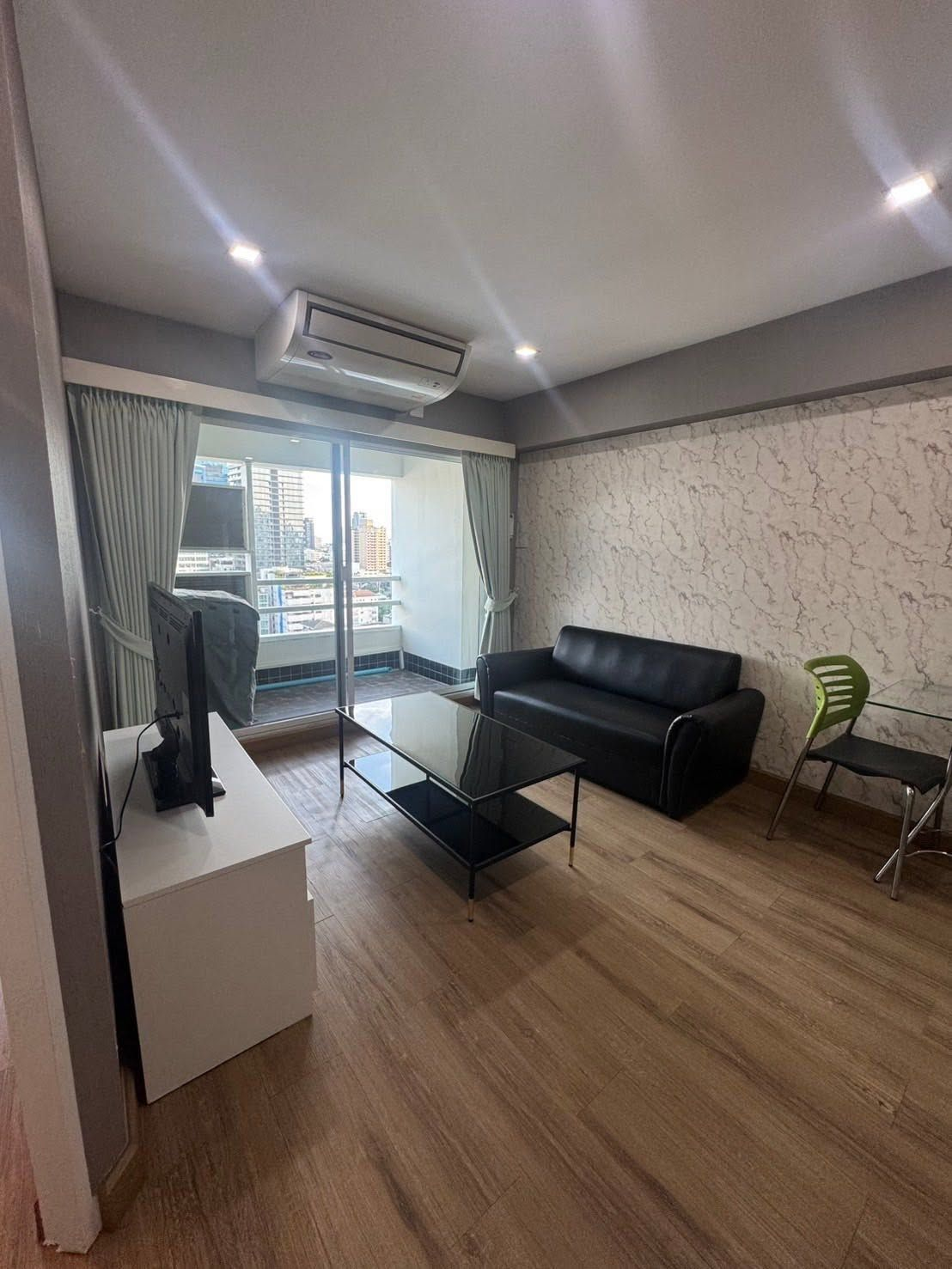 Condo 1bed 1bath - Thumbnail 3